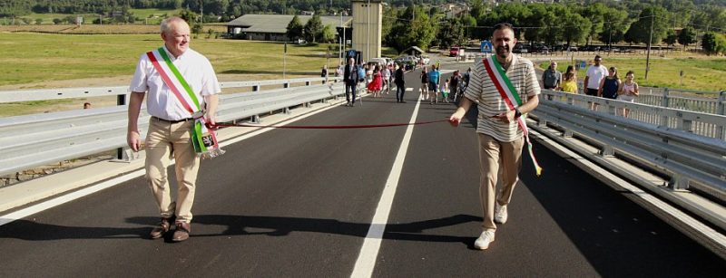 I sindaci di Brissogne Bruno Ménabréaz e di Quart Fabrizio Bertholin portano sul ponte il nastro da tagliare nel pomeriggio di mercoledì scorso, 25 giugno