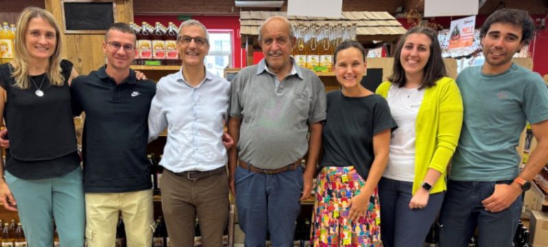 Da sinistra l’addetta al controllo di gestione di Joinfruit Alice Beccaria, il responsabile amministrativo di Cofruits Laurent Bechon, il direttore di Joinfruit Bruno Sacchi, il presidente di Cofruits Renzo Bionaz, la responsabile marketing di Cofruits Alice Peano, la responsabile qualità di Joinfruit Cristina Abrate e il responsabile produzione di Cofruits Mathieu Carlin