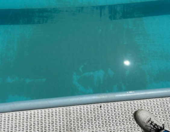 Villeneuve, piscina chiusa per atti vandalici. Versati 25 chilogrammi di sabbia nell’acqua