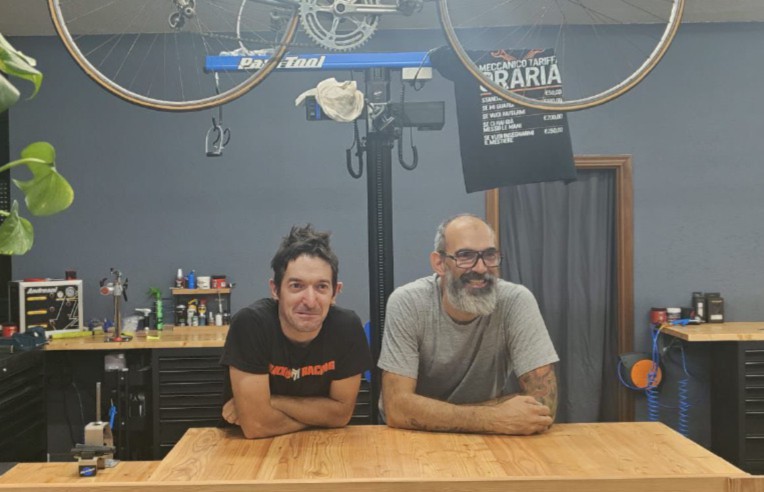 A Pollein un’officina per biciclette al posto del negozio di alimentari