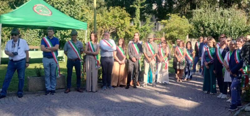 Ai Sindaci della Valle d'Aosta è stato consegnato - ieri venerdì 8 agosto - il cappello di «Amico degli Alpini»