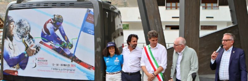 Federica Brignone accanto alla cabina a lei dedicata e da sinistra il presidente delle Funivie Piccolo San Bernardo Daniele Collomb, il sindaco di La Thuile Mathieu Ferraris, il presidente della Regione Renzo Testolin e l’assessore regionale al Turismo, Sport e Commercio Giulio Grosjacques