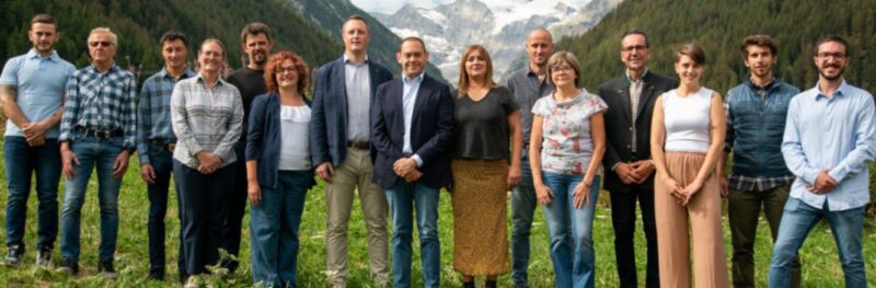 I candidati della lista “Vivre Cogne-Vivere Cogne”, con da sinistra Nicholas Gérard, Massimo Borettaz, Fabien Guichardaz, Eleonora Carioni Barbieri, Patrick Gérard, Michelle Berard, Denis Truc, Filippo Gérard, Marta Torretta, Nicolas Berard, Marie Claire Daudry, Andrea Basolo, Francesca Gruppo, Leonardo Imbimbo Roullet e Simone Jeantet