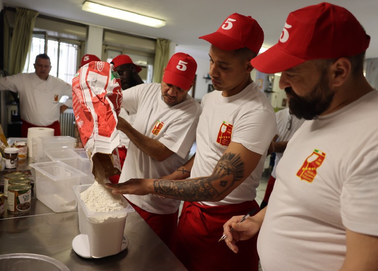 Concluso il corso per pizzaioli organizzato nel carcere di Brissogne da Confcommercio