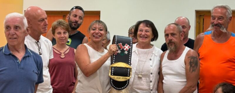 La consegna del campanaccio per il primo anno di gemellaggio con, da sinistra, Leone Landry, Gilberto Chenal, Marina Favre, Roberto Petey, il sindaco di Oyace Stefania Clos, il sindaco di La Forclaz Maryse Grenat, Angelo Favre e Gilles Grenat