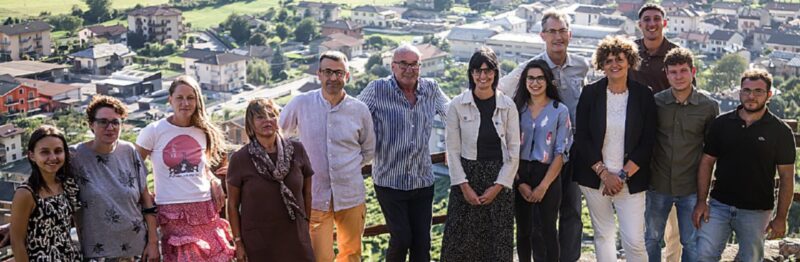 La lista “Noi con voi” di Mauro Arvat presentata martedì scorso a Donnas: da sinistra Samanta Pramotton, Annalisa Fantolin, Sonia Locatelli, Lorena Bosonin, Stefano Brunod, Mauro Arvat, Alessandra Prola, Letizia Martoni, Fulvio Pacifico Yon, Jael Bosonin, Fabio Paris, Alex Ruzzon e Denny Marina