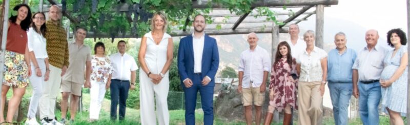 La lista “Vivre Donnas” con, da sinistra, Diana Clos, Nives Jaccod, Manuel Soster, Stefania Dozio, Pietro Ratto Paola Vallomy, Matteo Bosonin, Maurizio Pitti, Lucia Iannuzzi, Walter Chenuil, Daniela Benone, Fabrizio Curti, Davide Bosonin e Annie Binel