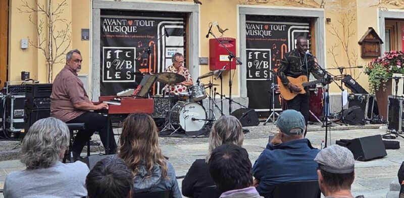 Mercoledì scorso, 30 luglio, a Etroubles è stato ospite Bil Aka Kora – icona della World music e inventore dello stile Djongo – con il suo gruppo “Bil Aka Kora e Italian Collective