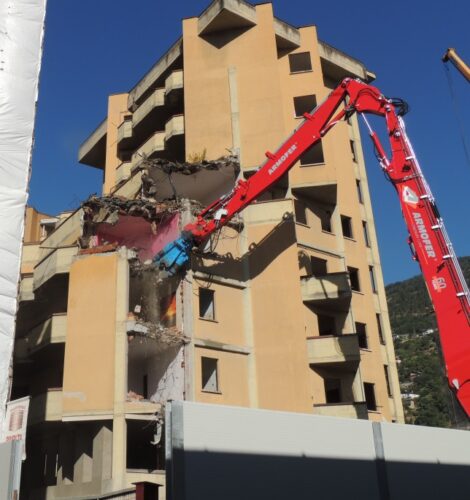Sono iniziate le operazioni di demolizione dei grattacieli: da lunedì 11 «si fa sul serio»