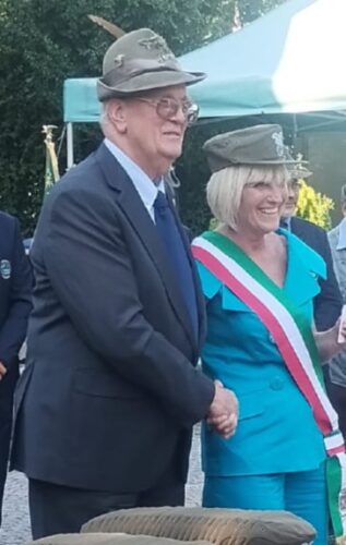 Ai Sindaci della Valle d’Aosta è stato consegnato – ieri venerdì 8 agosto – il cappello di «Amico degli Alpini»
