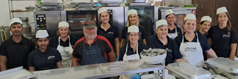 Alcuni dei volontari al lavoro in cucina giovedì sera