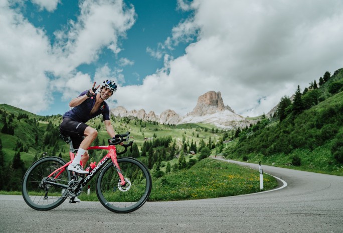 In bici sulle Dolomiti: la Supermaratona di Hervé Barmasse. Disponibile online il documentario dell’alpinista valdostano