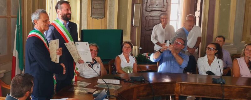 I sindaci di Camogli Giovanni Anelli e di Gressoney-La-Trinité Alessandro Girod dopo la firma del gemellaggio
