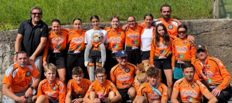 Il gruppo dell’Orange Team a Carona con primo a sinistra il presidente Sergio Cosentino