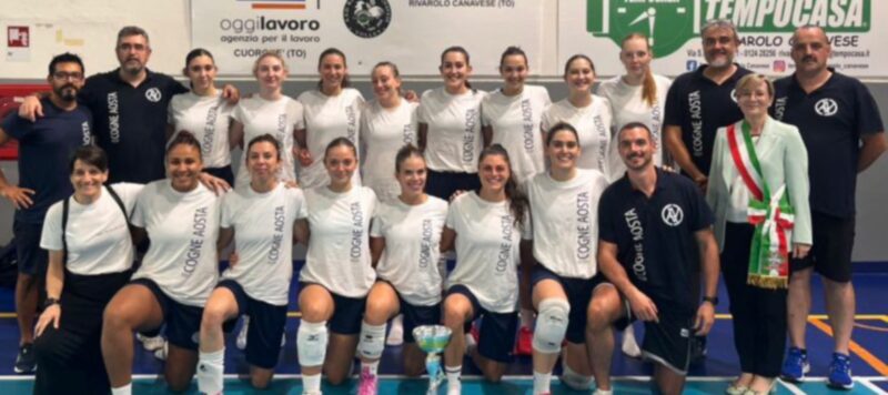 La Cogne Aosta che gioca in B1 con da sinistra in piedi il secondo allenatore Alfonso Carvallo, l’allenatore Fabio Matteotti, Maria Vittoria Vitocco, Ana Lika, Anna Renzi, Elisa Allasia, Angelica Costamagna, Giada Bozzetti, Angelica Matteotti, Martha Edlund, il team manager Giampiero Baldon l’assistente dell’allenatore Fabio Blanchet. Davanti, la consigliera del Comune di Rivarolo Francesca Bevacqua Noemi Marsengo, Katia Tamone, Giulia Corniolo, Giulia Giovinazzo, Michelle Gueli, Carola Ollino, l’assistente dell’allenatore Christian Mammoliti e la vice sindaca di Rivarolo Marina Vittone