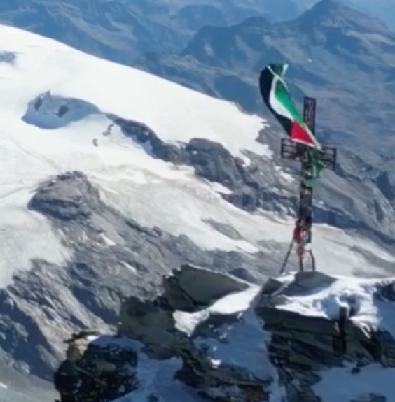 La bandiera della Palestina svetta sulla cima del Cervino