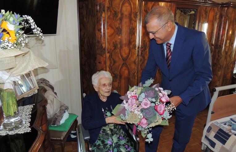 Grande festa per i cento anni della maestra Nerina Storari