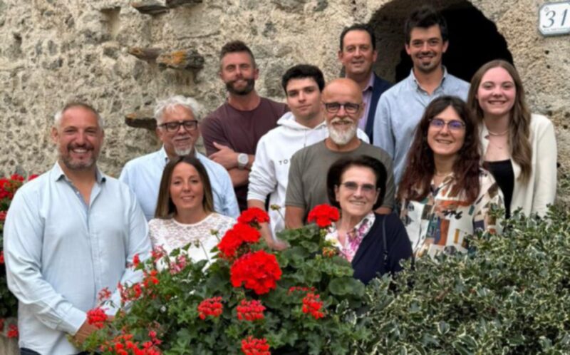 La lista dei candidati alle prossime elezioni comunali a Saint-Rhémy-en-Bosses con, da sinistra, Simone Real, Paolo Lorusso, Nicole Ronc, Remy Alliod, Lorenzo Quey, Anselmo Margueret, Ines Mancuso, Alberto Ciabattoni, Thierry Lettry, Laura Podetti e Martina Balerio