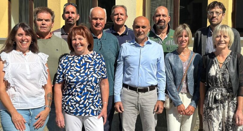 La lista di Brusson con, da sinistra, in prima fila Roberta Esposito Sommese, Renata Vicquery, il sindaco Danilo Grivon, Nicole Rey e Anna Christille; dietro Marco Blondin, Maurizio Revil, Diego Vuillermin, Massimo Grosjacques, Pier Fosson e Claude Lévèque