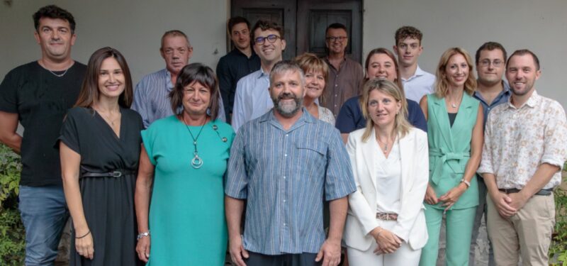 La lista di Montjovet con, da sinistra, in prima fila Michela Sassi, Monica Magnone, Ivan Priod e Morena Danna; dietro Albert Peaquin, Stefano Treves, Marco De Simone, Joseph Vincent Vallet, Simona Sarteur, Federico Longhi, Giada Lettry, Andrea Clerino, Elisa Dialley, Hervé Almici e Mauro Novallet