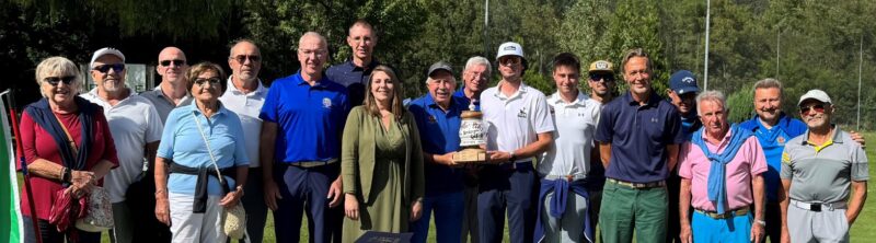 La squadra del Golf Club Aosta Brissogne: da sinistra Giulia Coquillard, Moreno Blanc, Gilles Personnettaz, Antonietta Mestieri, Emidio Brun, Leandro Ducly, Dario Barone, Katia Chabloz, Dario Comé, Attilio Celesia, il presidente di La Rosière Dylan Atkinson, Xavier Avoyer, Michael Arnold, Roberto Rossi, Luca Raiteri, Guido Nieroz, Cesarino Collé e Francesco Vestena