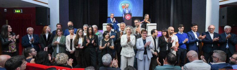 L’aspirante sindaco Raffaele Rocco e vice sindaco Valeria Fadda con il presidente dell’Uv Joël Farcoz e i candidati della lista dell’Union Valdôtaine