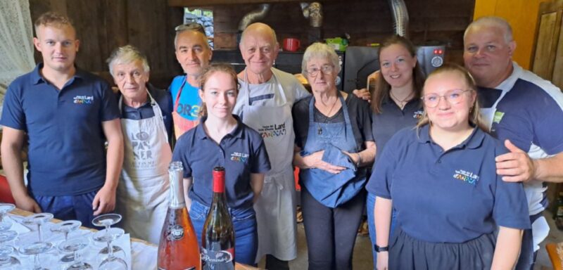 Lo stand con il pane nero (fatto con l’80 per cento di farina di segale e 20 per cento di frumento) nella serata di giovedì: da sinistra Simone Bonetta, Renzo Cretier, René Janin, Marie Janin, Richard Raspatti, Maggiolina Crest, Sophie Colajanni, Eloise Joly e Sandro Joly