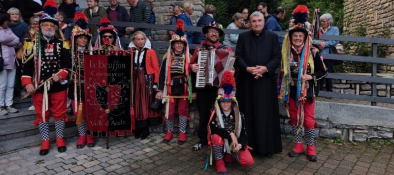 Padre Marino Colombo con i Beuffons e una parte dei fedeli che ha assistito alla funzione