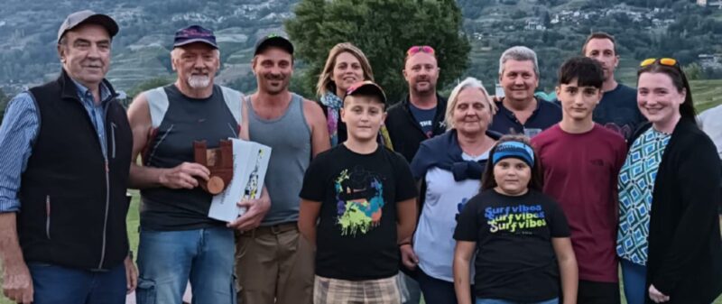 Per il settimo “Trofeo Giovanni Piccot” da sinistra a Fénis Giovanni Honoré Herin (terzo), Beniamino Volget (primo), Denis Piccot, Annalisa Herin, Alberto Nicoletta (terzo), Ivo Vigon e Daniel Perron, davanti Alexis Piccot, Nadia Cerise, Vally Piccot, Remy Herin e Valentina Piccot