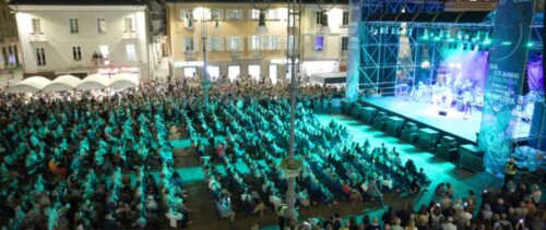 IN QUATTROMILA IN PIAZZA CHANOUX AL CONCERTO DI MAX GAZZÈ PER I 25 ANNI DI CVA