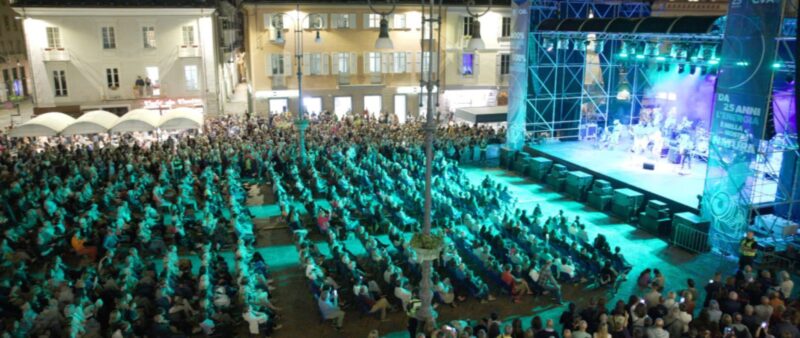Piazza Chanoux ad Aosta gremita di persone sabato scorso, 30 agosto, in occasione del concerto di Max Gazzè