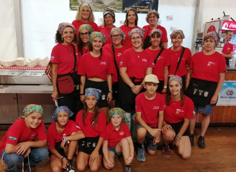 alcuni dei volontari della Pro Loco impegnati durante la Fëta di Trifolle