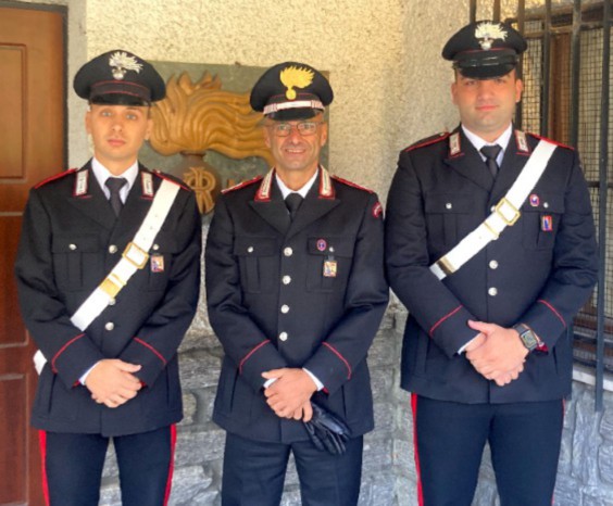 Al centro il comandante della Stazione di Morgex, Davide Chessa, con i carabinieri Emanuele De Luca (a sinistra) e Ciro Carro