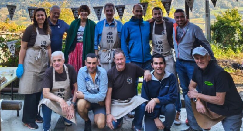 Al forno di Bellair di Sarre da sinistra Adriana Real, Albertino Real, Beatrix Haag, Antonio Scala, Antonino Melito, Matteo De Antoni, Laurent Guyon Pellissier. In basso Ugo Curtaz, Alessandro Murari, Diego Arlian, Jefferson Curtaz e Leo Ducret