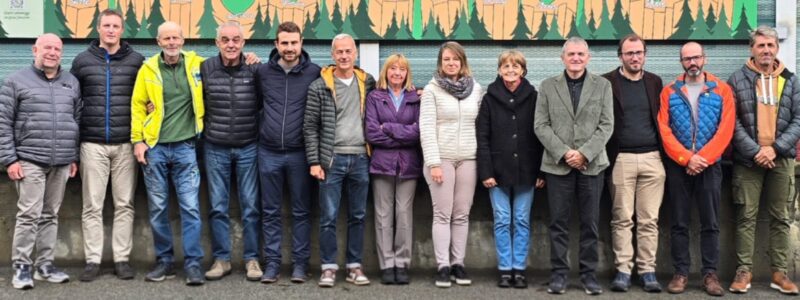Da sinistra Massimo Pepellin sindaco di Sarre, Denis Truc (Cogne), Luigi Pepellin (Aymavilles), Andrea Barmaz (Saint-Pierre), Loris Peano (Villeneuve), Vittorio Anglesio (Cogne), Lina Peano vice sindaco di Valsavarenche, Marlène Domaine (Saint-Nicolas), Nella Therisod (Rhemes-Saint-Georges), Mauro Lucianaz sindaco di Arvier e riconfermato presidente dell’Unité Grand Paradis, il suo vice Firmino Therisod sindaco di Rhemes-Notre-Dame, Nadir Junod (Avise) e Daris Luboz (Valgrisenche)