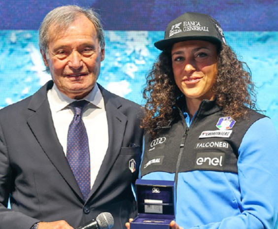 Federica Brignone ha ricevuto sabato scorso a Milano dal presidente della Fisi Flavio Roda il premio Atleta dell’anno