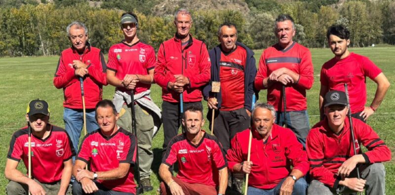 I protagonisti della finale di Quarta del Bionaz: da sinistra Maurice Favre, Miguel Petitjacques, Silvano Petitjacques, Ivo Betemps, Leo Betemps e Philippe Vermillon, accosciati Francesco Petitjacques, Edy Vermillon, Stefano Vermillon, Gianfranco Bionaz e Simone Betemps