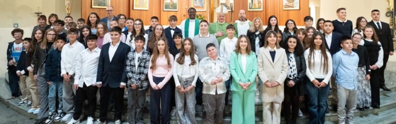 I ragazzi che domenica scorsa, 19 ottobre, sono stati cresimati nella chiesa di Saint-Martin-de-Corléans ad Aosta (foto Il Fotostudio)