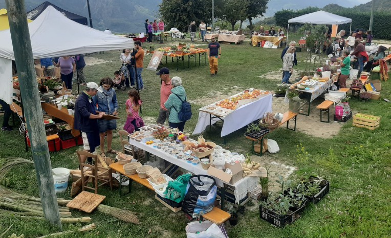 “An pomma pe an sei”, in tanti al mercato contadino a Nus