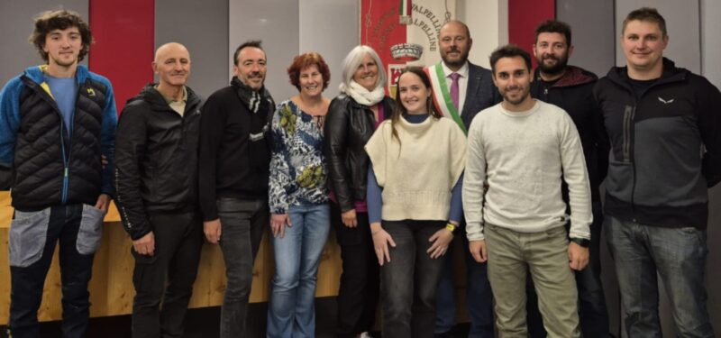 Il nuovo Consiglio comunale di Valpelline si è riunito lunedì scorso con da sinistra Alain Letey, Marco Scagliarini, Fabrizio Mecugni, l’assessora Francesca Fasoli, la vice sindaca Susy Robbin, l’assessora Anais Stevenin, il sindaco Maurizio Lanivi, l’assessore Massimo Manella, Nikolas Antoniotti e l’assessore Marco Petitjacques