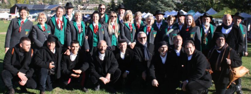 La Corale Louis Cuneaz et Frustapot di Gressan e il Coro Tradizionale Sardo "Renato Loria" di Muros con, da sinistra in piedi, Alice Vallet, Sonia Stacchetti, Nicole Bovio, Igor Vallet, Anna Nisi, Sonia Savioz, Mathieu Grange, Martina Vadagnini, Bruno Defiori, Patrizia Berard, Raffaella Quendoz, Tiziana Fracasso, Aldo Garino, Denise Chamonin, Giorgio Berlier, Viviana Vadagnini, Guglielmo Napoli, Ganni Ruiu e Aldo Ceton. Accosciati Claudio Schintu, Battista Urru, Manuel Mercurio, Salvatore Muscas, Gianfranco Casus, Carlo Tolu, Gavinuccio Scanu, Gavino Ruiu, Gianni Dettori e Salvatore Demelas