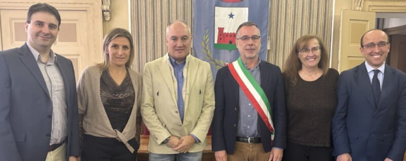 La Giunta di Châtillon con, da sinistra, Riccardo Donazzan, Fabienne Vittaz, il vice sindaco Luigi Girola, il sindaco Jean-Claude Daudry, Carla Rore e Paolo Pili