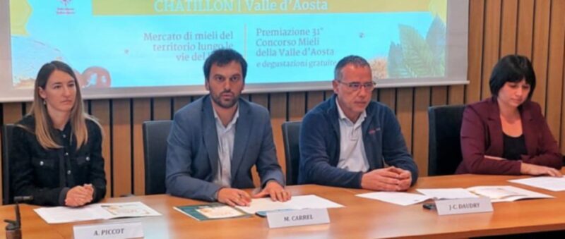 La presentazione dell’evento con, da sinistra, la dirigente regionale Anaïs Piccot, l’assessore all’Agricoltura Marco Carrel, il sindaco di Châtillon Jean-Claude Daudry e la presidente del Consorzio Apistico Denise Borbey