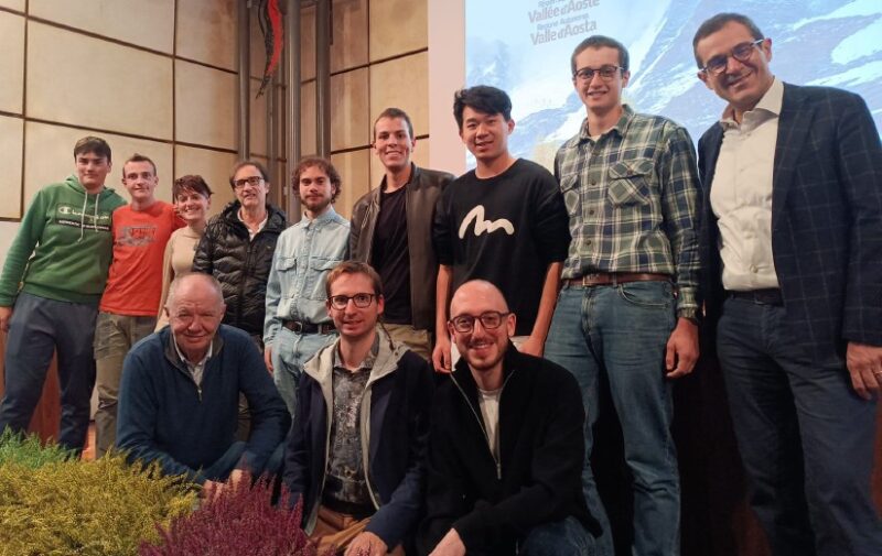 e da sinistra Manuel Gal, Jean Louis Betemps, Chiara Luciani, Patrizio Aloisio, Danny Isabel, Nizar Souit, Sky Jiang, Simone Florio e Edy Incoletti. Accosciati: Pier Angelo Rosset, Tommaso Orusa e Louis Aymonod