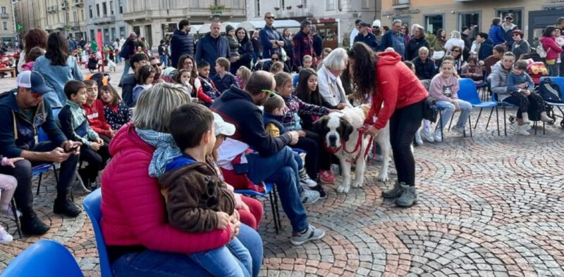 il pubblico alla manifestazione “Aosta Dog Friendly” di sabato scorso, 4 ottobre, con tanti bambini affascinati dai cani San Bernardo