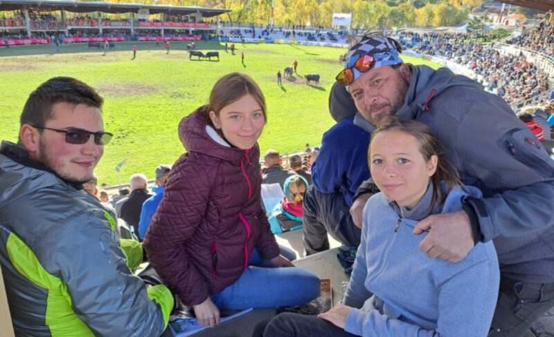 Da sinistra Luca Follin di Antey-Saint-André e Christian Chamen di Gressan con le figlie Carol e Christel Chamen, che dal punto più alto delle gradinate osservavano l’andamento dei combattimenti
