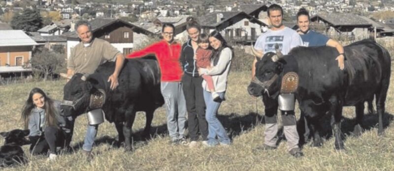 Da sinistra Tormenta e Zara con Christine Ouendoz, Pierangelo Ouendoz, Natalia Guichardaz, Hélène Ouendoz, Aline Ouendoz, Joelle Ouendoz, Maxime Ouendoz e Christelle Porliod