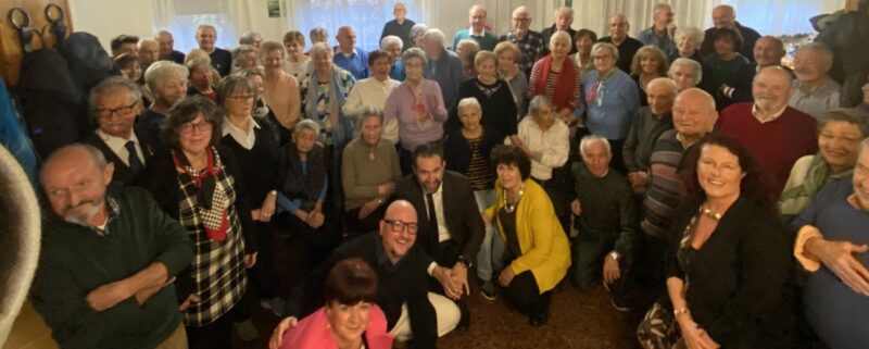 Foto di gruppo per i partecipanti alla festa degli anziani organizzata domenica scorsa dal Comune di Quart