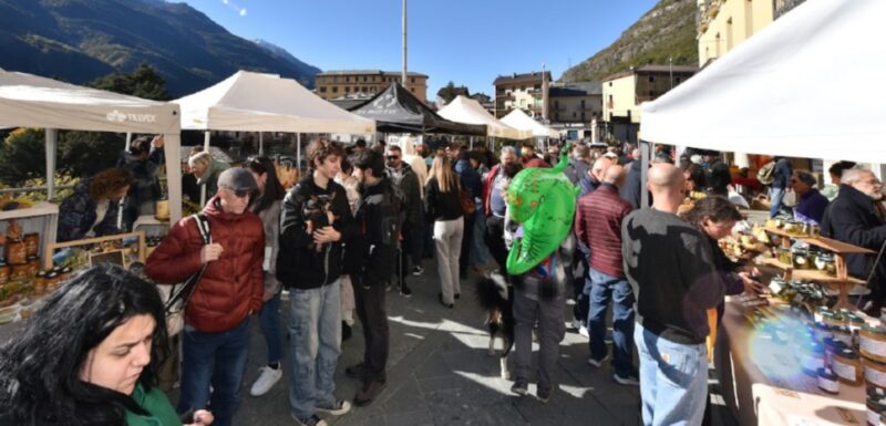 I visitatori tra i banchi degli espositori alla Sagra del Miele di Châtillon di domenica scorsa, 26 ottobre