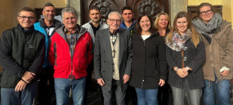 La Giunta comunale di Verrayes uscente e quella nuova insieme per festeggiare don Piero Lombard: da sinistra l’ex vice sindaco Massimo Lombard, l’attuale vice sindaco Elvis Berga, Elio Fognier, Stefano Nossein, don Piero Lombard, Mathieu Yeuilla, la sindaca Wanda Chapellu, Michela Lavevaz, Stephanie Brunier e Chantal Chapellu
